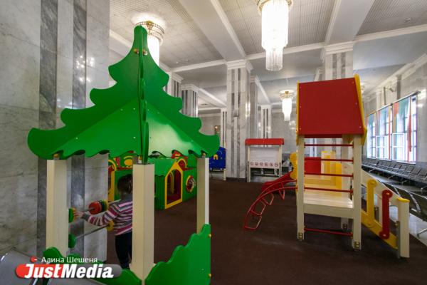 Картинная галерея с фонтаном, рестораны и детская игровая зона. Как изменился ЖД-вокзал Екатеринбурга за несколько лет - Фото 18