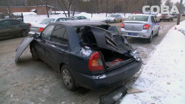 В Екатеринбурге Hyundai залетел под встречный КАМАЗ - Фото 4