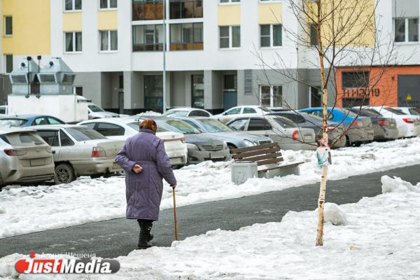 Весенний Екатеринбург готовится поставить рекорд по количеству луж - Фото 10