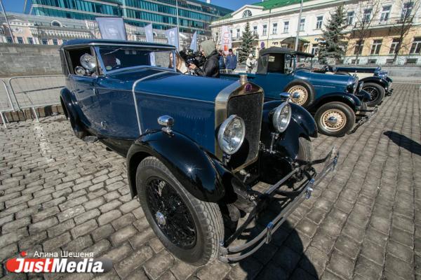 По центру Екатеринбурга проехали 100-летние машины - Фото 2