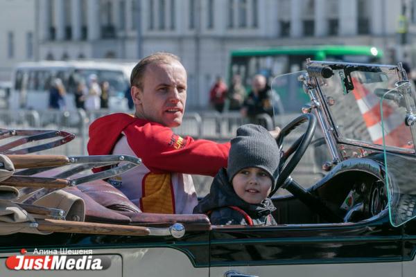 По центру Екатеринбурга проехали 100-летние машины - Фото 3