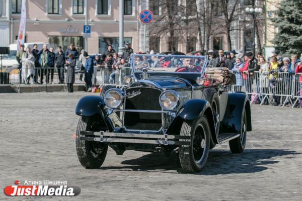 По центру Екатеринбурга проехали 100-летние машины - Фото 4