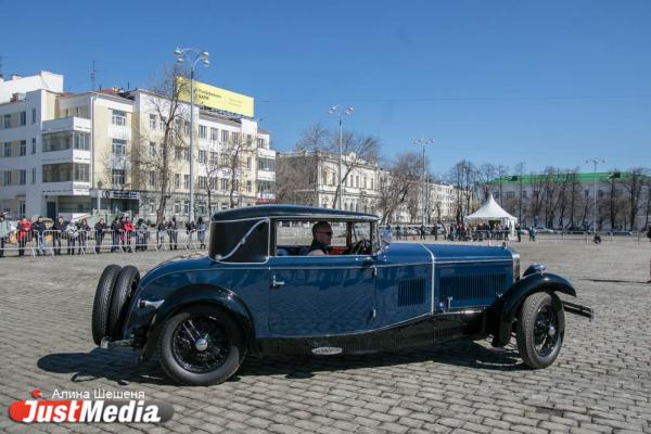 По центру Екатеринбурга проехали 100-летние машины - Фото 5