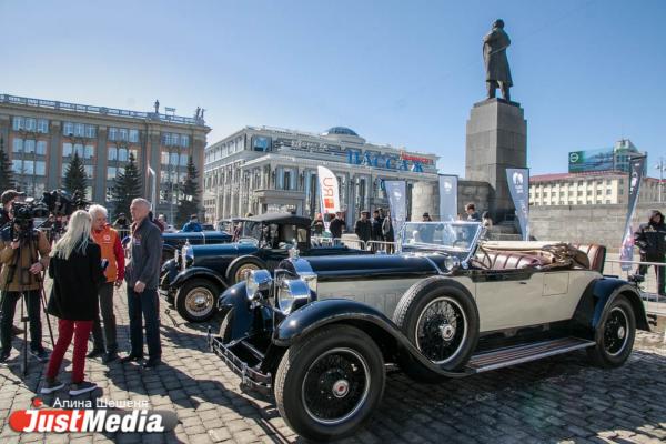По центру Екатеринбурга проехали 100-летние машины - Фото 7