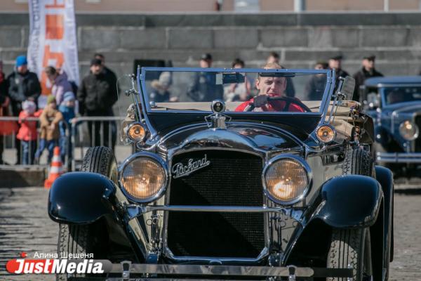 По центру Екатеринбурга проехали 100-летние машины - Фото 11