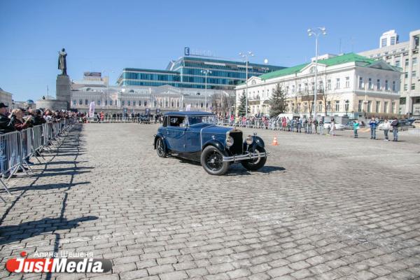 По центру Екатеринбурга проехали 100-летние машины - Фото 13