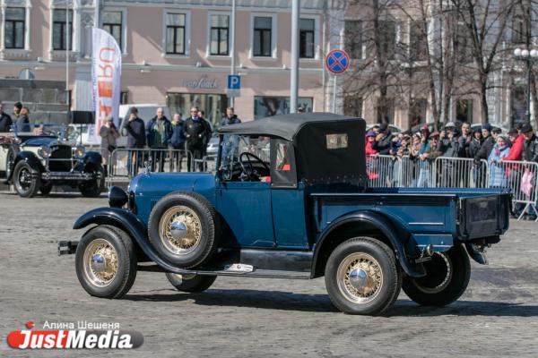 По центру Екатеринбурга проехали 100-летние машины - Фото 15