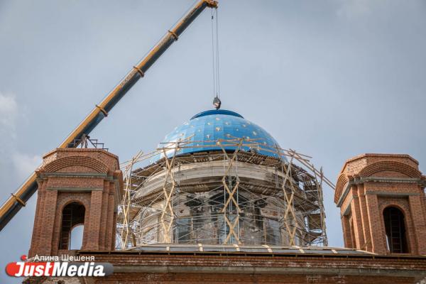 В Екатеринбурге Успенский собор обрел главный купол - Фото 2