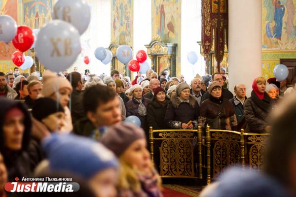 Крестный ход с песнями палестинских скаутов и гигантский кулич. Как 20 000 верующих отпраздновали Пасху под снегом - Фото 5