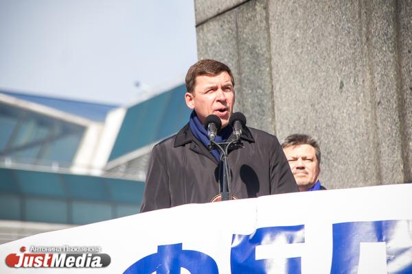 Куйвашев и Ветлужских вместе с тысячами уральцев приняли участие в первомайской демонстрации - Фото 3