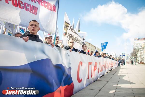 Куйвашев и Ветлужских вместе с тысячами уральцев приняли участие в первомайской демонстрации - Фото 2