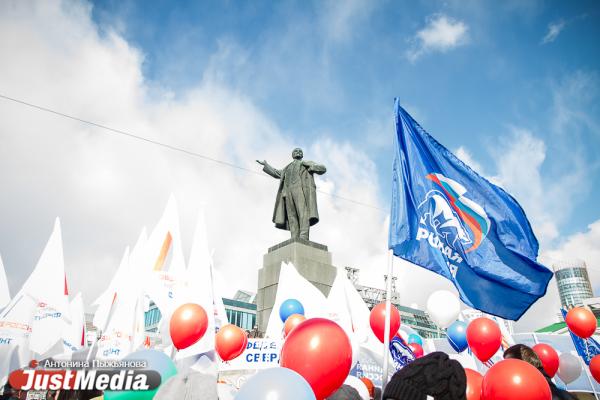 Куйвашев и Ветлужских вместе с тысячами уральцев приняли участие в первомайской демонстрации - Фото 6
