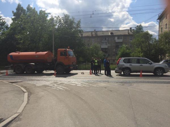 В Екатеринбурге КАМАЗ и кроссовер не подилили дорогу. Пострадала 8-летняя девочка - Фото 2