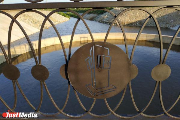 Мост через Патрушиху украсили изображениями значимых памятников Академического микрорайона - Фото 4