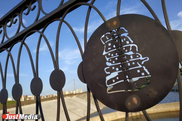 Мост через Патрушиху украсили изображениями значимых памятников Академического микрорайона - Фото 5