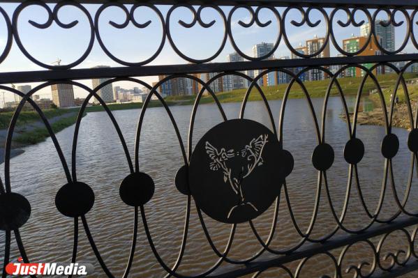 Мост через Патрушиху украсили изображениями значимых памятников Академического микрорайона - Фото 6