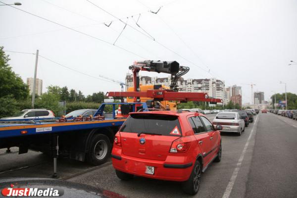 По Челюскинцев из-за открытия Макаровского моста массово эвакуируют припаркованные машины - Фото 3