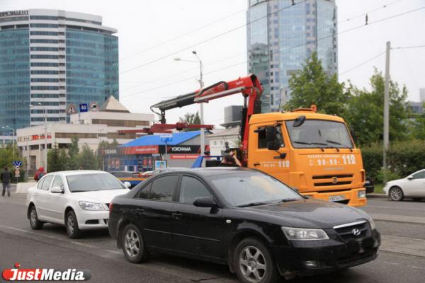 По Челюскинцев из-за открытия Макаровского моста массово эвакуируют припаркованные машины - Фото 4