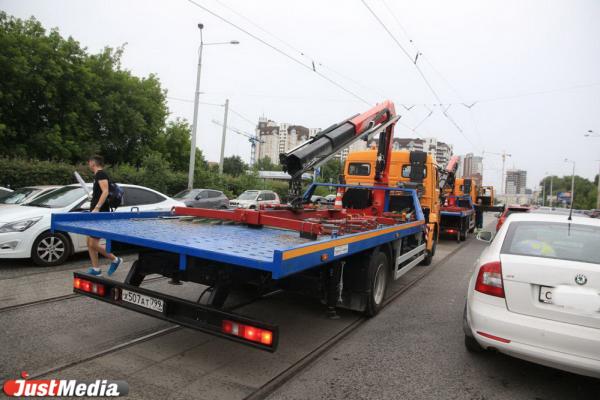 По Челюскинцев из-за открытия Макаровского моста массово эвакуируют припаркованные машины - Фото 5