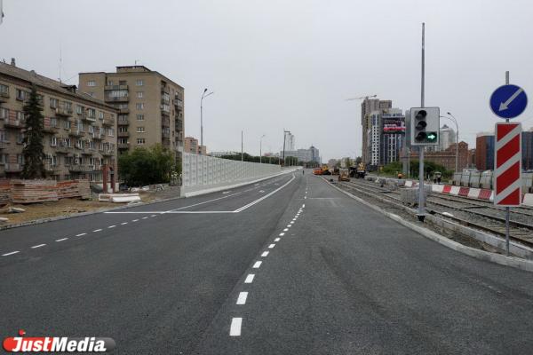 По Челюскинцев из-за открытия Макаровского моста массово эвакуируют припаркованные машины - Фото 6