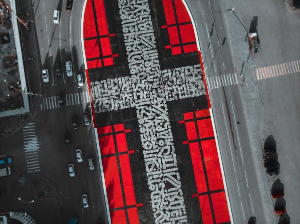 Площадь Первой Пятилетки превратилась в гигантский супрематический крест - Фото 2