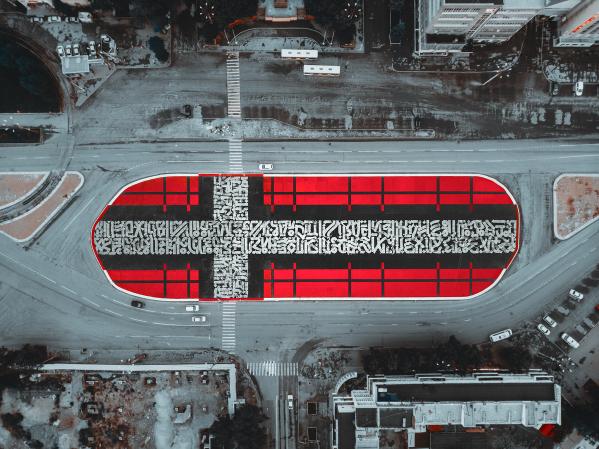 Площадь Первой Пятилетки превратилась в гигантский супрематический крест - Фото 4