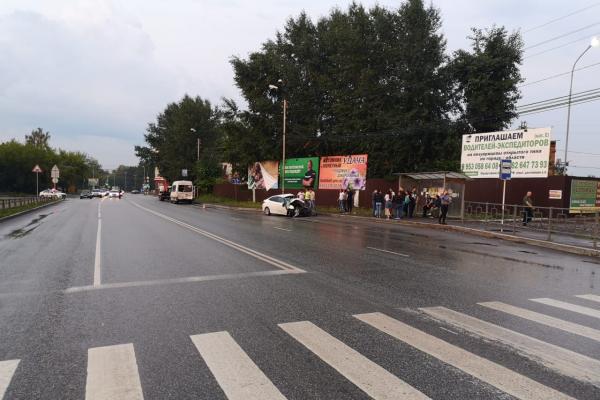 В Березовском легковушка влетела в автобус и загорелась. Пострадали 5 человек - Фото 2