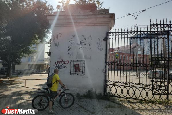 Уличный художник из Екатеринбурга посадил за решетку часть своего имени. ФОТО - Фото 2