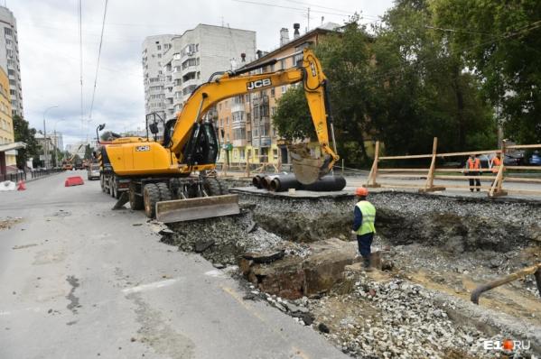 В Екатеринбурге до сентября закрыли движение транспорта по мосту на Шевченко  - Фото 3