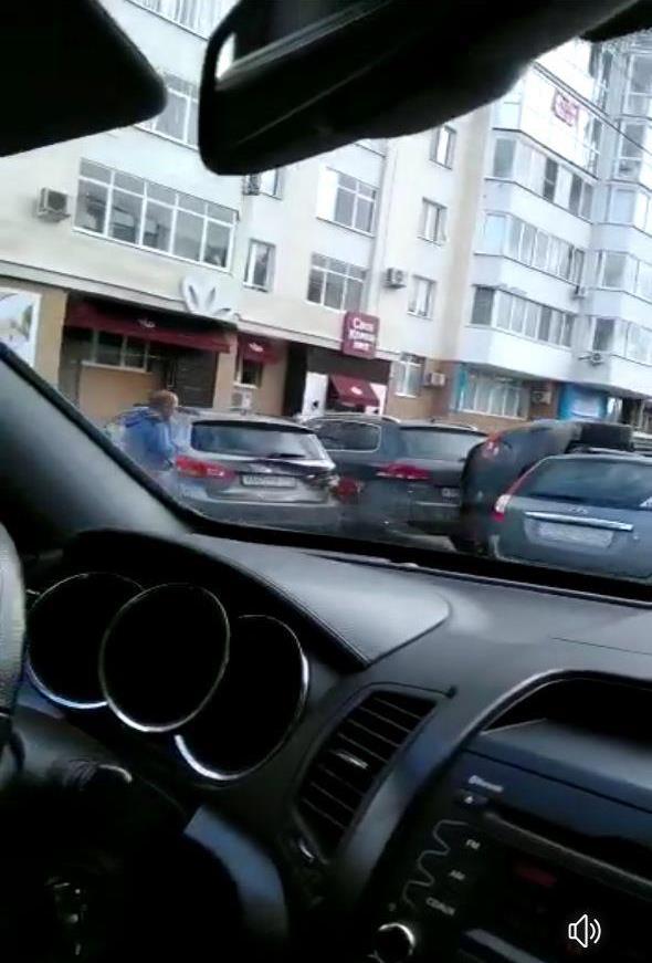 В центре Екатеринбурге машина встала на бок между двумя иномарками - Фото 2