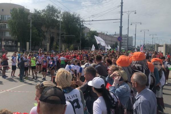 На марафоне «Европа-Азия» в Екатеринбурге спортсменов поддерживали Бабы Яги - Фото 5