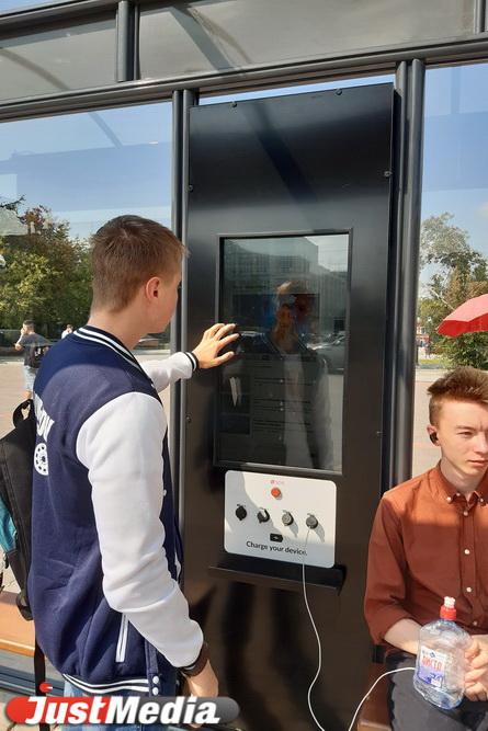 В Екатеринбурге открыли «умную» остановку с разъемами для зарядки и тревожной кнопкой - Фото 2