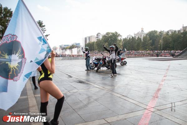Трюки над плотинкой: в День города в Екатеринбурге прошло экстрим-шоу мирового уровня - Фото 2
