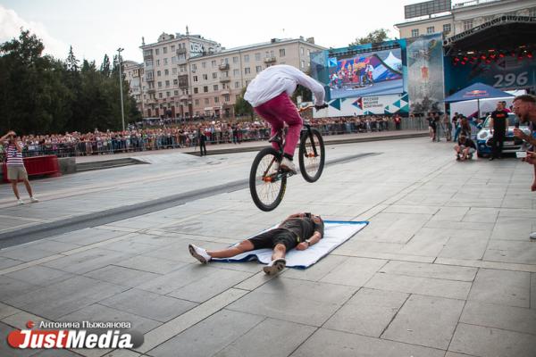 Трюки над плотинкой: в День города в Екатеринбурге прошло экстрим-шоу мирового уровня - Фото 4