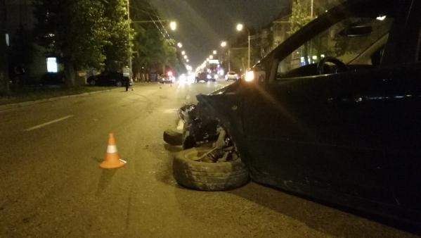 В Екатеринбурге водитель Opel врезался в Ford и отлетел в дерево. Пострадали 2 человека - Фото 2