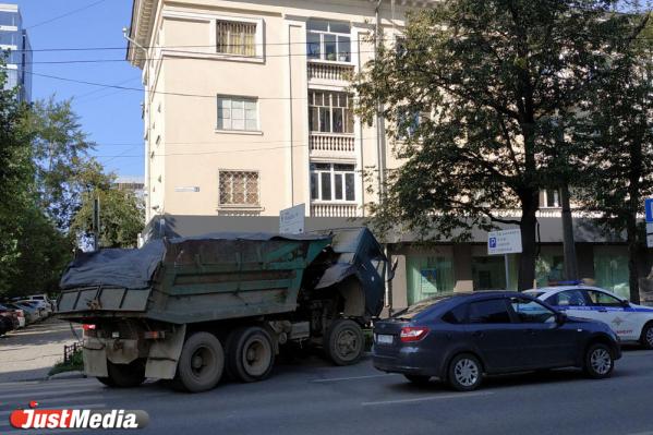 На Белинского неисправный КАМАЗ повредил дорожное ограждение - Фото 2