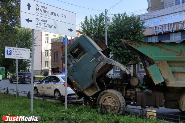 На Белинского неисправный КАМАЗ повредил дорожное ограждение - Фото 3