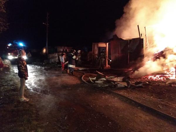 Почти пять часов пожарные боролись с сильным возгоранием в поселке под Первоуральском - Фото 2