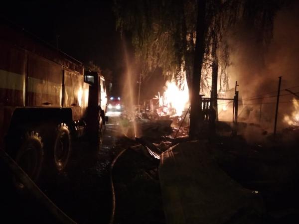 Почти пять часов пожарные боролись с сильным возгоранием в поселке под Первоуральском - Фото 3