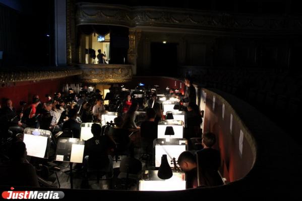 Урал Опера Балет презентовал очень монохромную и холодную постановку «Риголетто»   - Фото 7