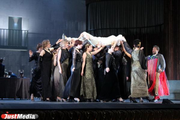 Урал Опера Балет презентовал очень монохромную и холодную постановку «Риголетто»   - Фото 9