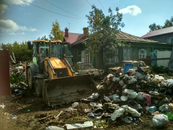 Грызуны и насекомые. Екатеринбуржец устроил во дворе своего дома свалку мусора, которую смогли вывезти только на 5 машинах - Фото 2