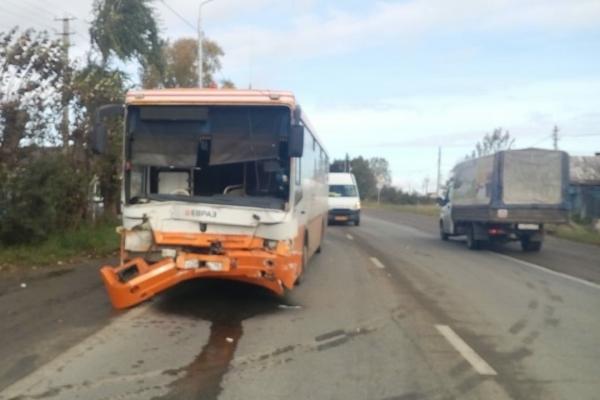 На Урале бешенный автобус протаранил пять автомобилей. ФОТО - Фото 4