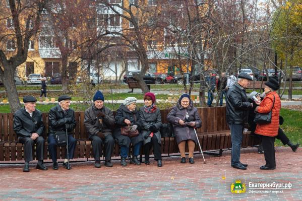 Яблони, высаженные в память о ветеранах, не пострадали. Власти Екатеринбурга открыли реконструированную площадь Обороны - Фото 2