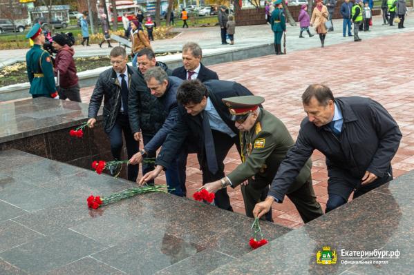 Яблони, высаженные в память о ветеранах, не пострадали. Власти Екатеринбурга открыли реконструированную площадь Обороны - Фото 5