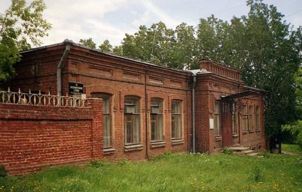 В Екатеринбурге рельеф Вознесенской горки сделал здание земской школы разноэтажным   - Фото 6