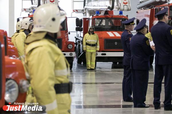 Куйвашев передал спасателям новые пожарные машины - Фото 2