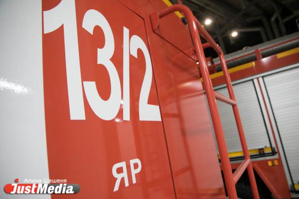 Куйвашев передал спасателям новые пожарные машины - Фото 3