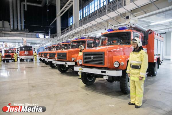 Куйвашев передал спасателям новые пожарные машины - Фото 6
