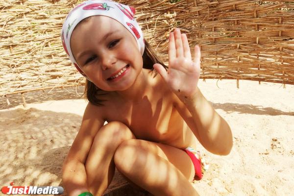Маша Борисевич, 5 лет: «Привет из Египта. Тут солнечно, но один раз был дождь». А в Екатеринбурге -4 градуса и сильный снег - Фото 2